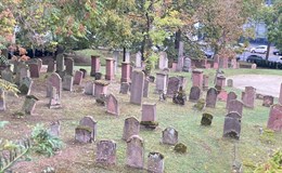 Der neue Friedhof - im Hintergrund die Eibeneinfassung