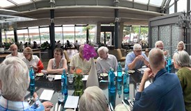 In fröhlicher Runde plaudern und genießen